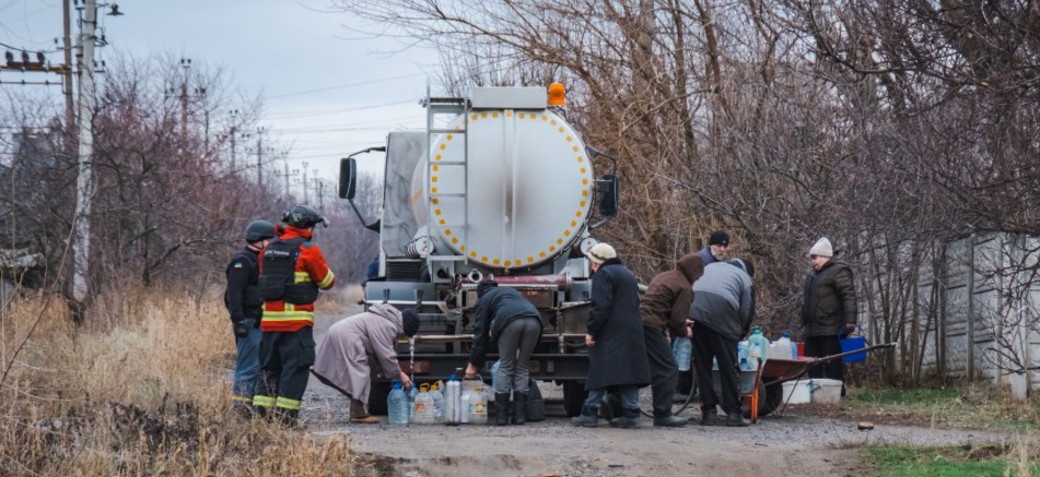 256 тыс. литров воды доставили спасатели жителям прифронтовых населенных пунктов Донетчины с начала года (фото)