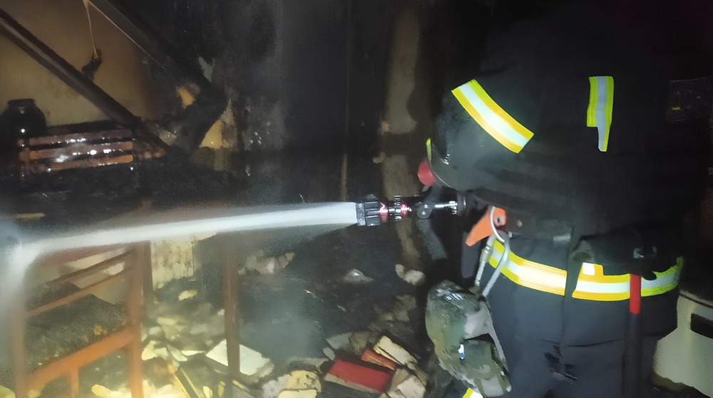 У Покровському районі рятувальники ліквідували пожежу у житловому будинку