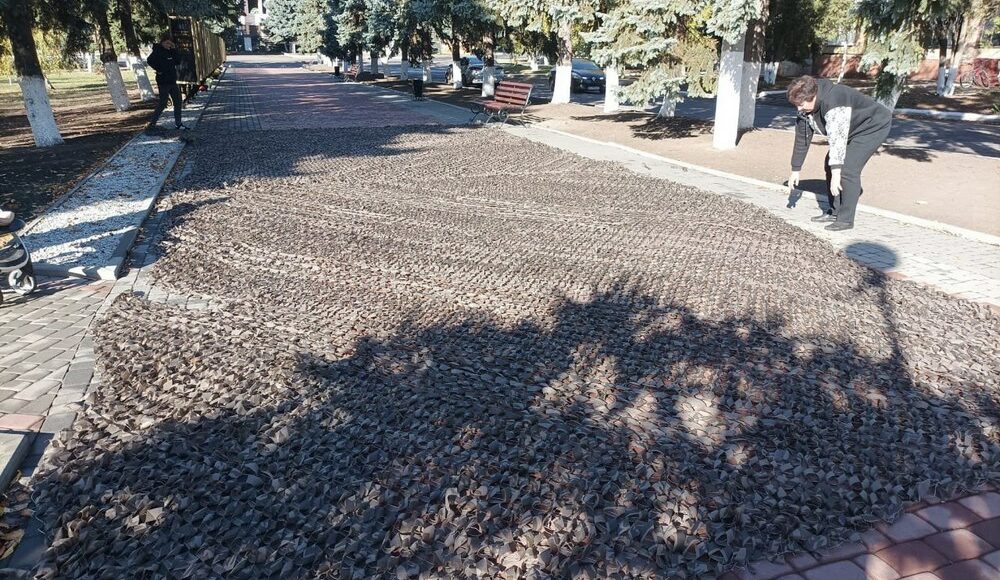 У Олександрівській громаді на Донеччині за рік сплели 186 маскувальних сіток для захисників України