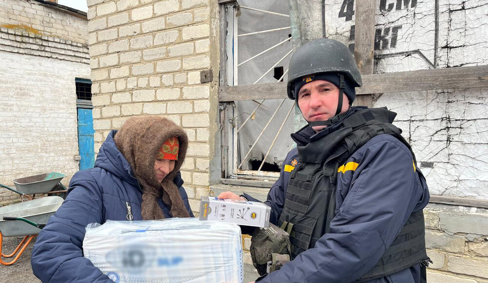 Спасатели доставили 13,7 тонны гуманитарной помощи жителям прифронтовых пунктов Донецкой области