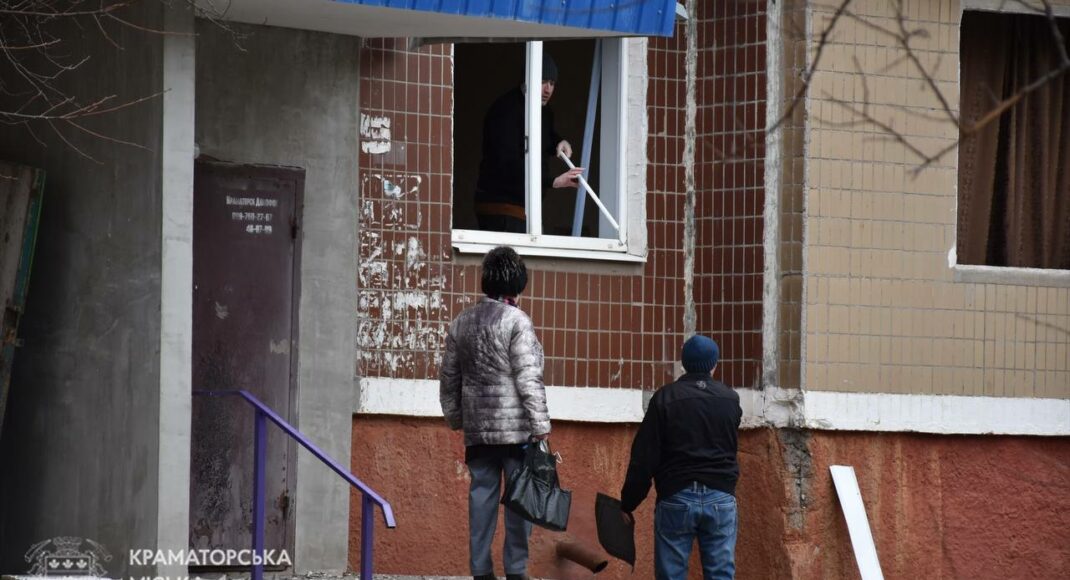 В Донецкой ОВА рассказали о подробностях российского обстрела Краматорска: разрушено 5 квартир (видео)