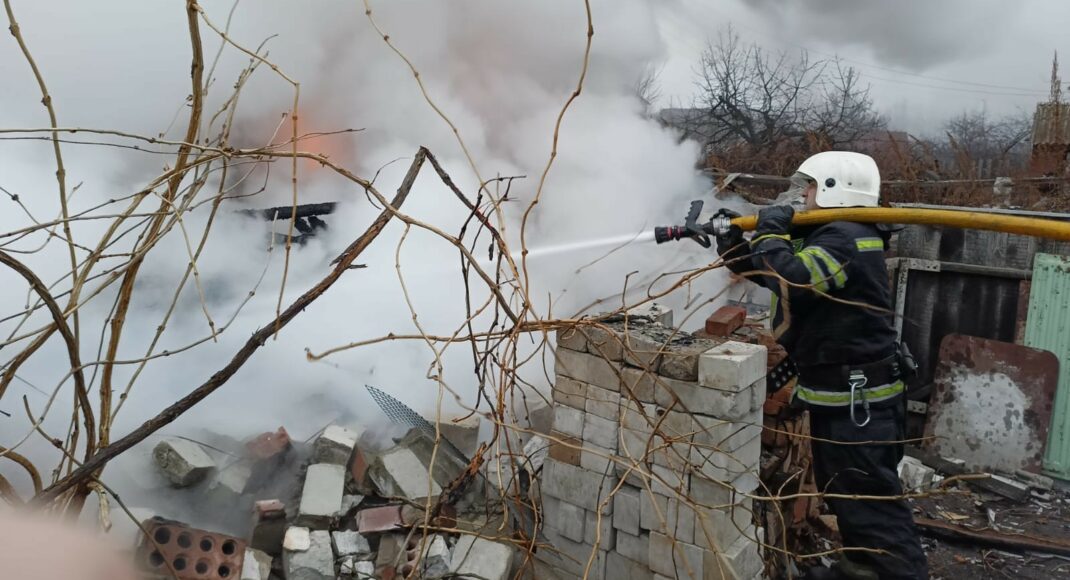 Луганські вогнеборці ліквідували пожежу на приватному подвір’ї на Харківщині