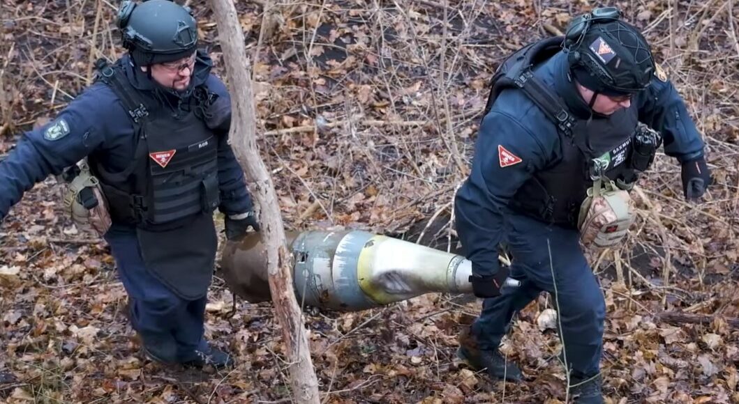 На Краматорщине пиротехники ГСЧС Донетчины уничтожили остатки РСЗО "Смерч" (видео)