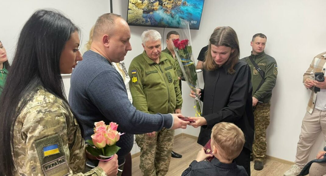 Орден "За мужність" III ступеня передали дружині та сину полеглого Луганського прикордонника Євгена Лепетюка (фото)