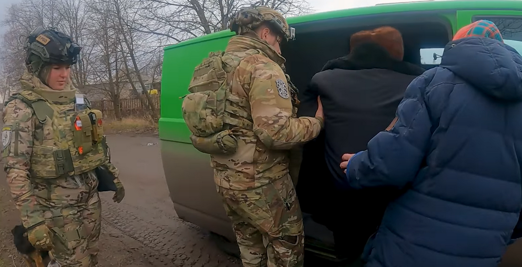 "Білі янголи" вивезли людей з під ворожих обстрілів в Лиманській громаді