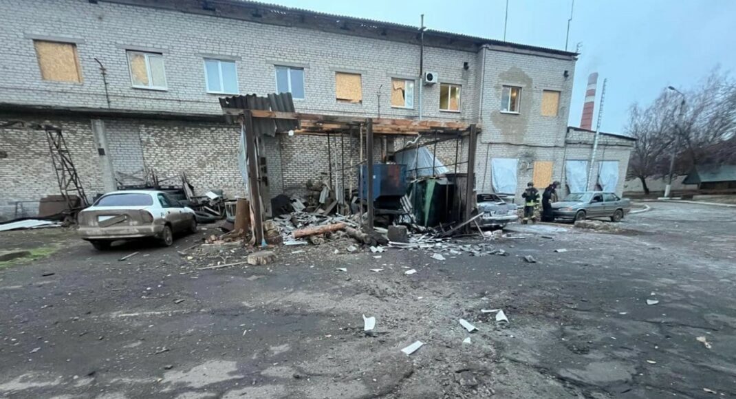 Російські війська знову атакували Костянтинівку, вкотре пошкодили пожежну частину (фото)