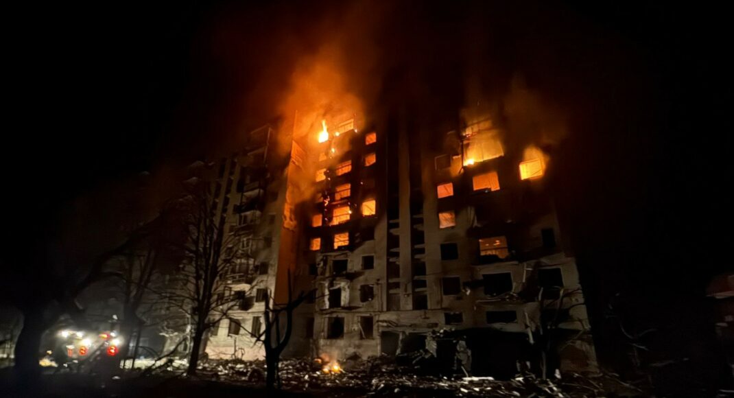 У Покровську внаслідок обстрілу загорілась багатоповерхівка, рятувальники боролися з вогнем під ворожими обстрілами (фото, відео)