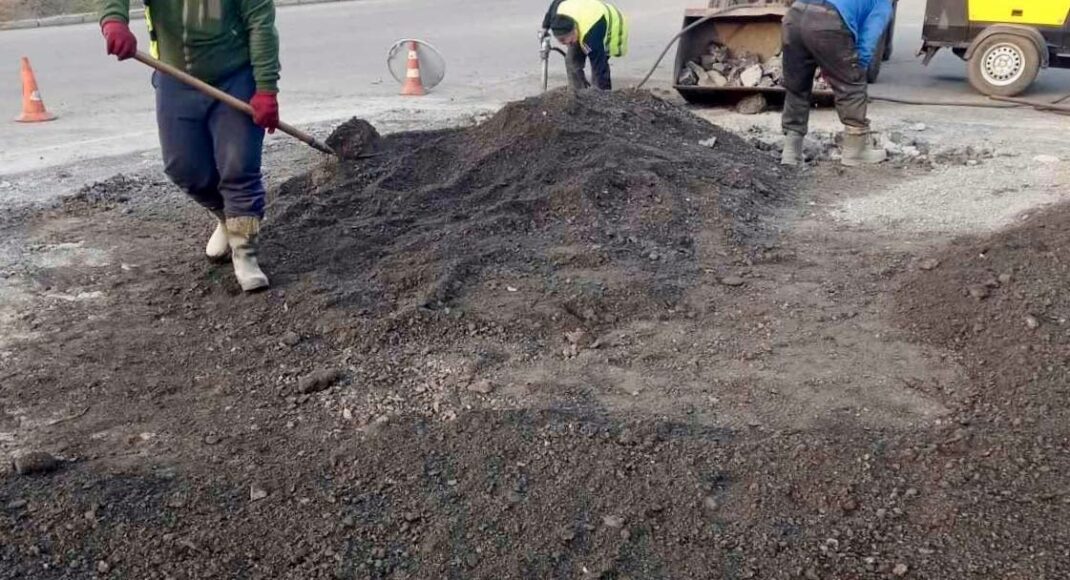 В центре Краматорска ликвидировали воронку на проезжей части после вчерашнего обстрела (фото)