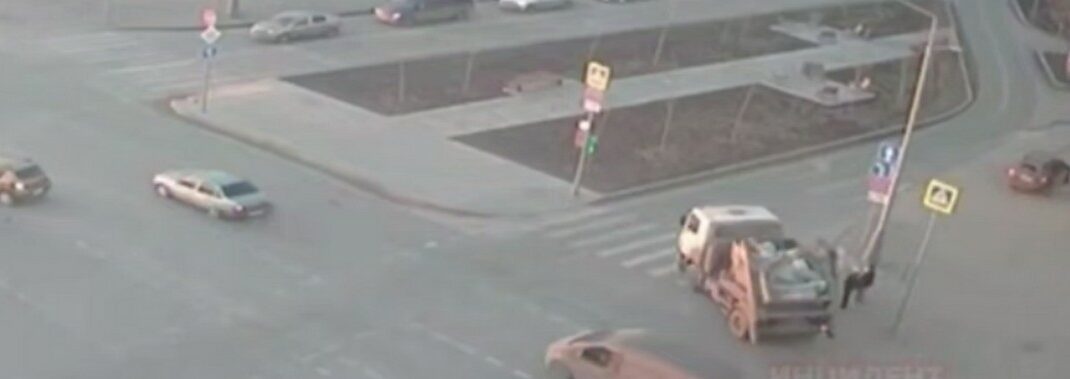 В окупованому Луганську дві дівчинки на скейтах потрапили під бункеровоз (відео)