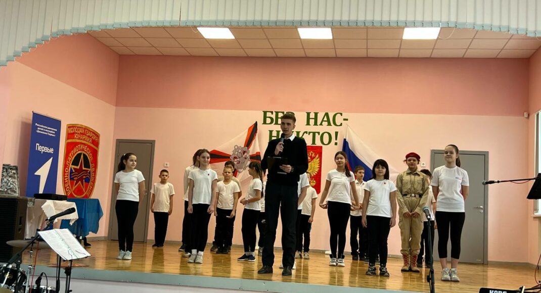 В окупованому Маріуполі школярів змусили танцювати та співати російським загарбникам