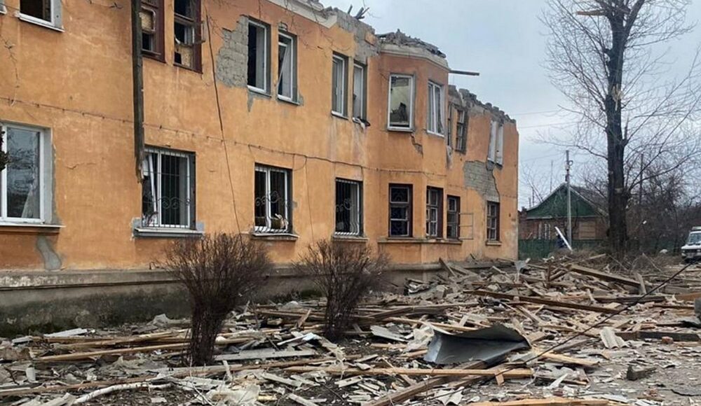 В Константиновке в результате авиаудара повреждено здание учебного заведения и 12 фасадов домов