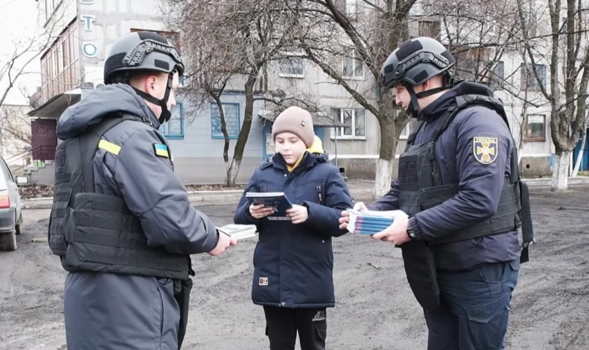 Жителям Доброполья рассказали, как избежать опасности от взрывоопасных предметов (видео)