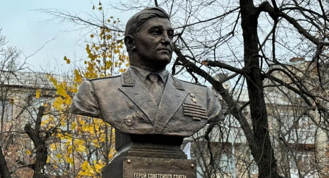Окупанти встановлюють на ТОТ пам'ятники тим, хто знищував все українське та впроваджував радянський режим, — ЦНС