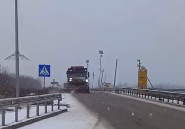 В Донецкой области заснеженные дороги расчищают 11 единиц техники (видео)