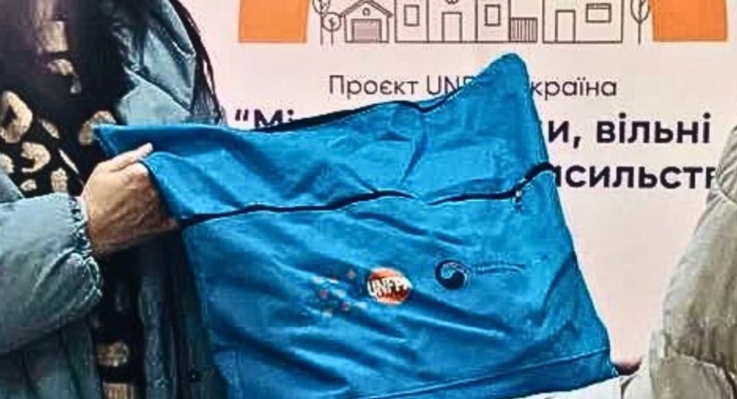 Переселенкам из Покровской громады в Кропивницком выдают рюкзачки женского достоинства (фото)