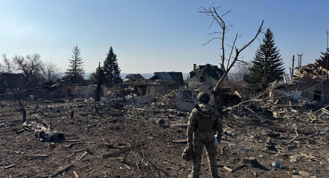 Россияне сбросили на Константиновку три авиабомбы: есть раненые (фото)