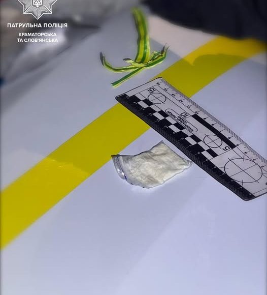 В Краматорске патрульные остановили водителя, который возил с собой, вероятно, наркотические вещества