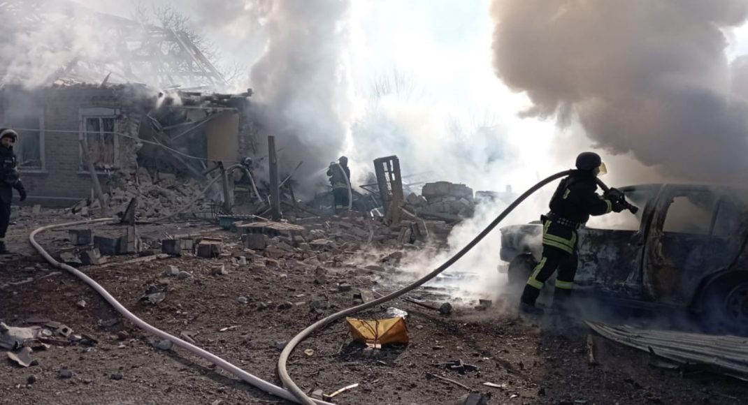 Унаслідок російської атаки на Краматорськ спалахнули пожежі у житлових будинках й автомобілях (фото)
