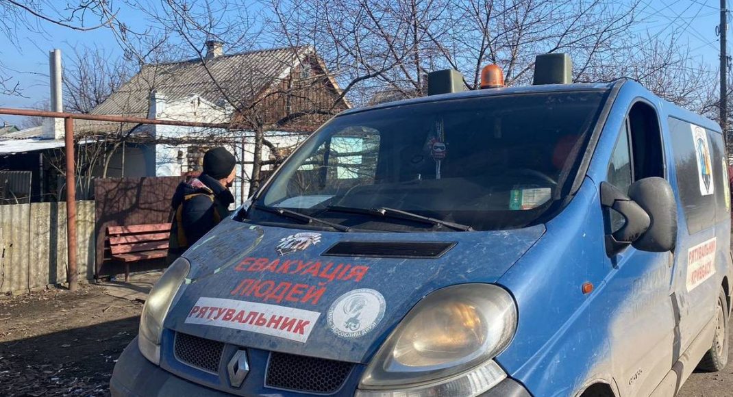 Волонтеры продолжают эвакуацию людей из Покровской громады