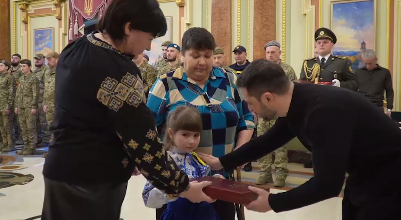Зеленский вручил награды и сертификаты на квартиры героям Украины и семьям павших героев (видео)