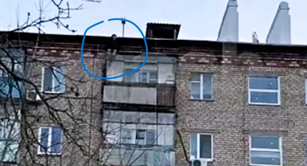 В окупованому Донецьку не можуть зняти чоловіка з даху балкону 5-поверхівки