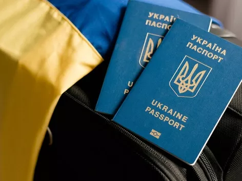 Чоловіки призовного віку, які перебувають за кордоном, зможуть отримати готові паспорти