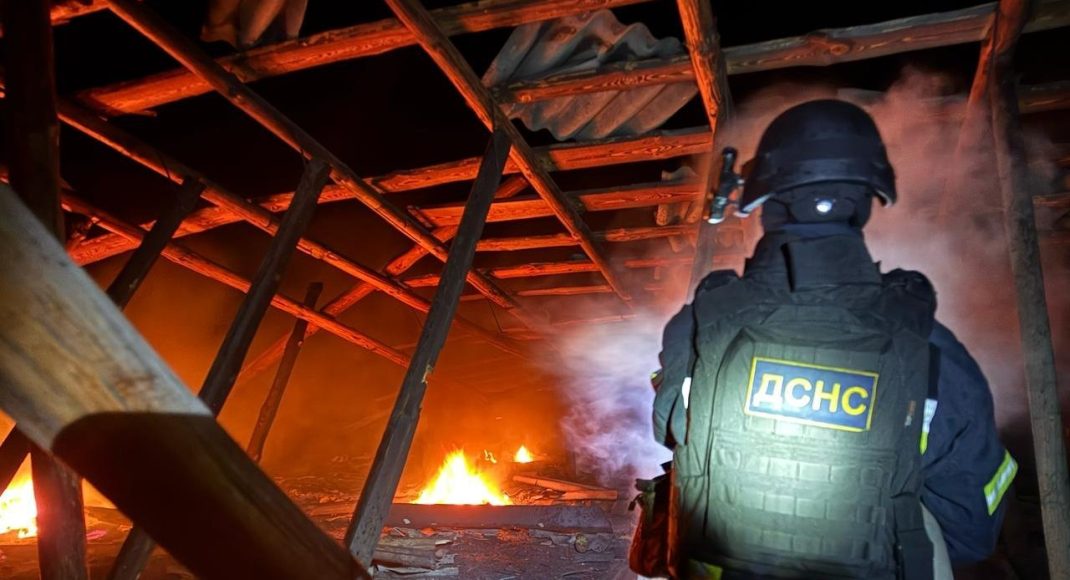 У Слов’янську росіяни завдали удару по адміністративній будівлі — це спричинило пожежу
