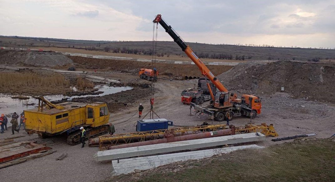 Росіяни будують транспортний вузол в окупованому Маріуполі для покращення військової логістики (фото)