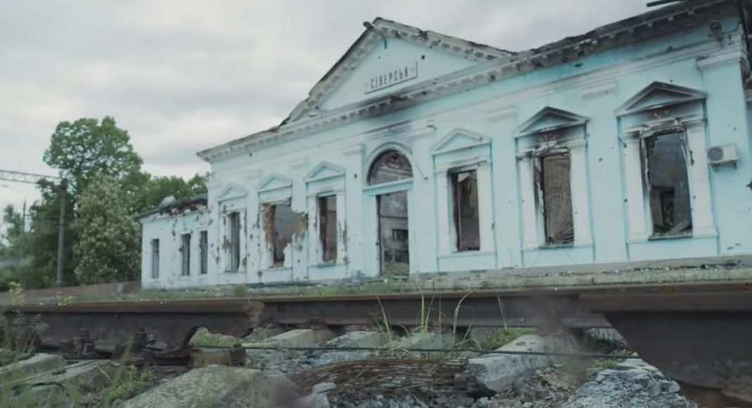 Росіяни скинули авіабомбу на багатоповерхівку у Сіверську: є загиблий і поранені