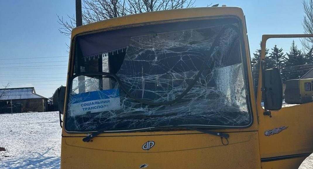 Соціальний автобус "Проліска" потрапив під обстріли на Донеччині