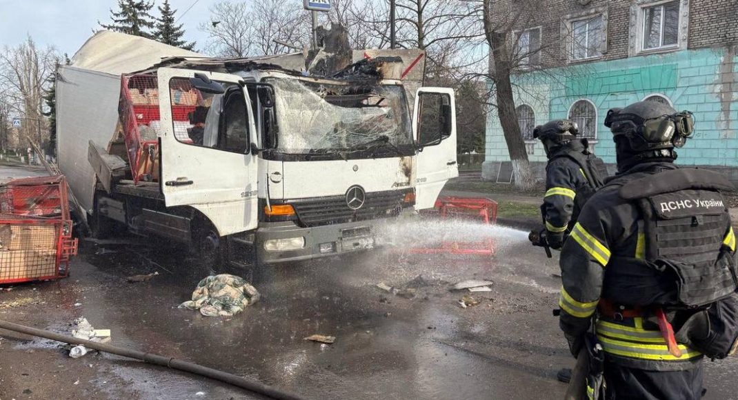 В ГСЧС показали последствия атаки дроном на автомобиль "Новой почты" в Родинском Донецкой области (видео)