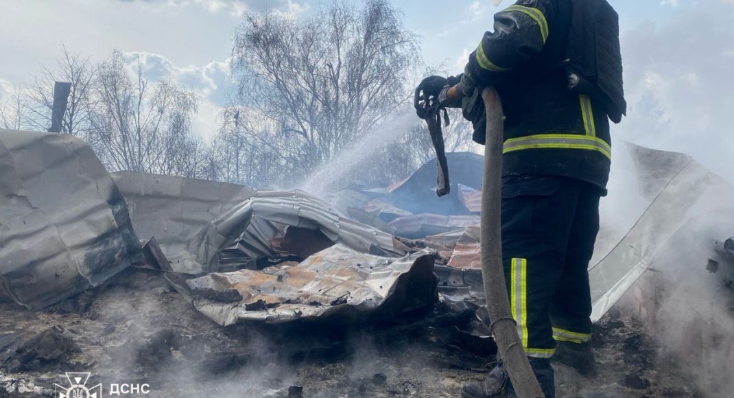 У Малинівці на Донеччині вогнеборці припинили гасіння пожежі через російські обстріли (фото)