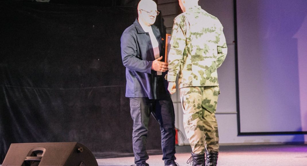 В окупованому Маріуполі російським військовим вручили нагороди за нищення міста, — міськрада (фото)