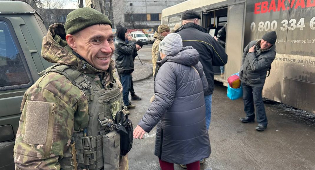 Поліціянти та військові евакуювали з Волноваського району кілька родин із дітьми (відео)