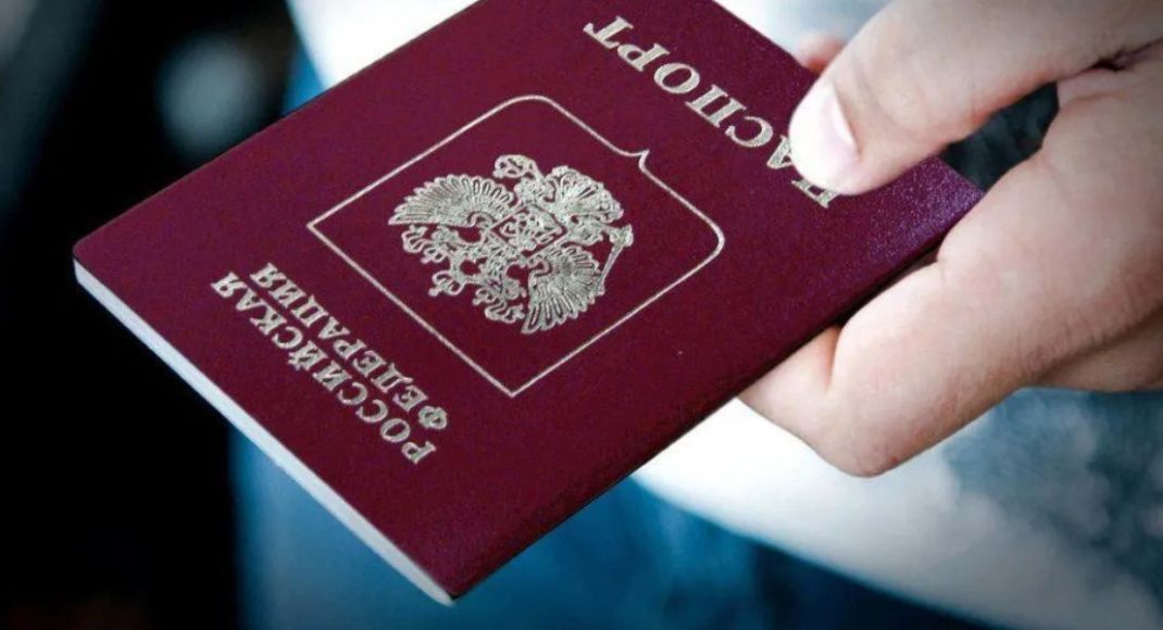 В следующем году россияне полностью лишат медицинской помощи жителей ВОТ, у которых нет паспортов рф