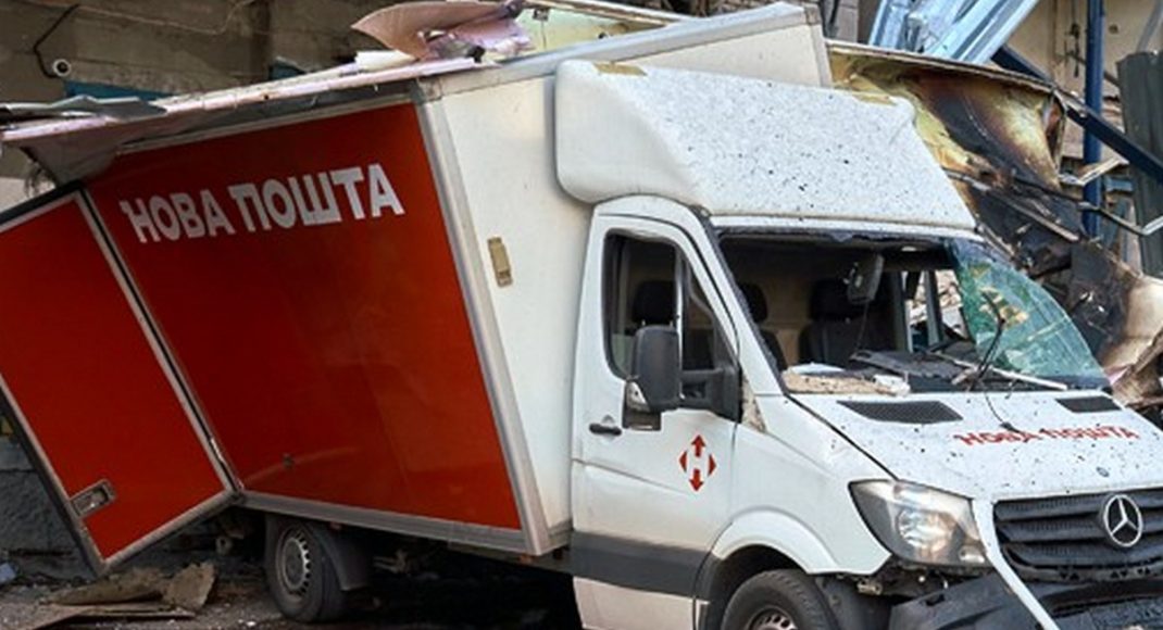 На Донетчине под вражеский обстрел попала машина "Новой почты", есть раненый