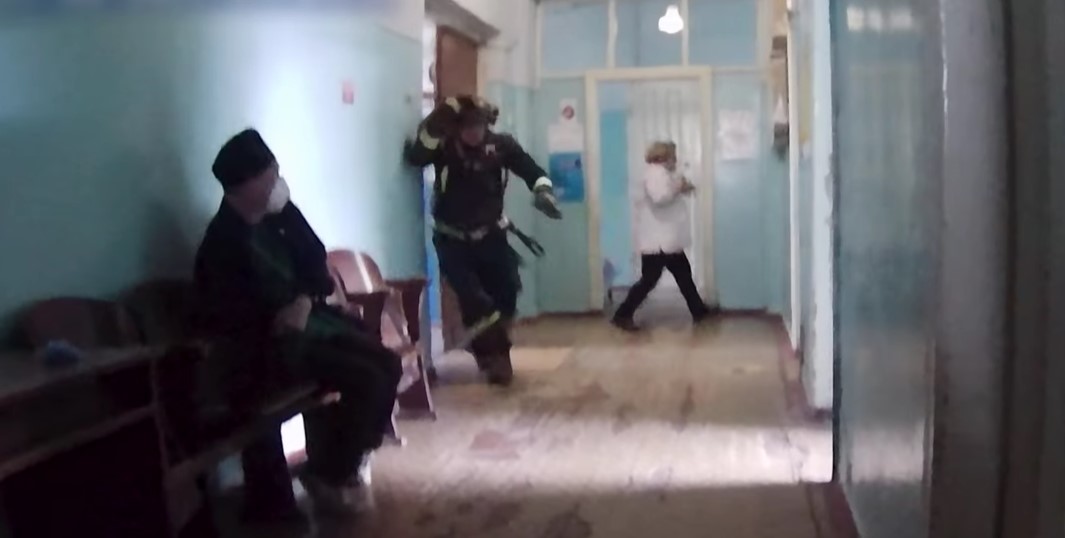 Парамедики полиции зафиксировали момент попадания российских дронов в больницу в Константиновке (видео)