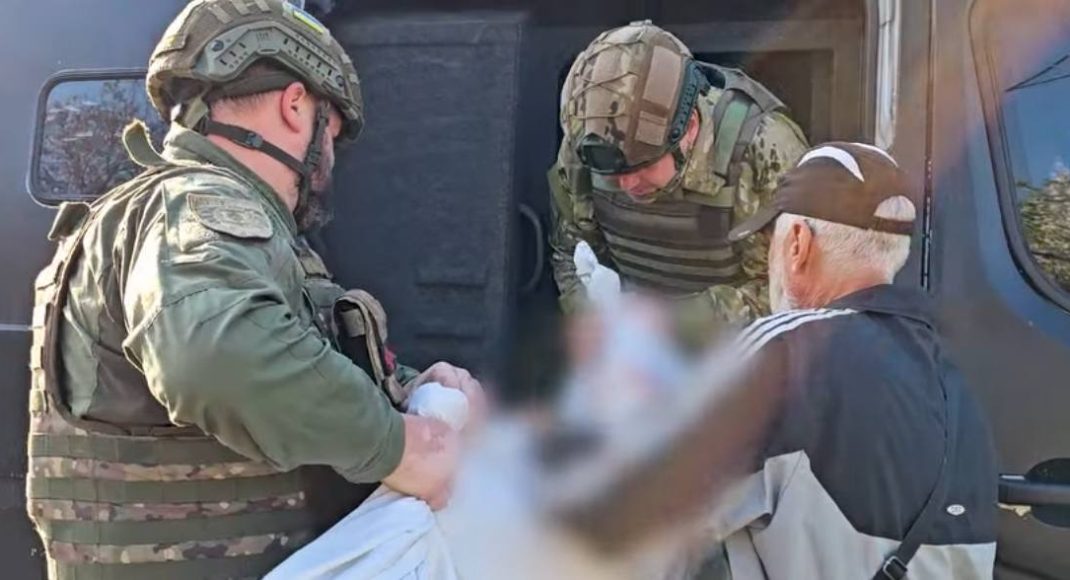 Під час ворожого обстрілу поліцейські евакуювали з Костянтинівки родину (відео)