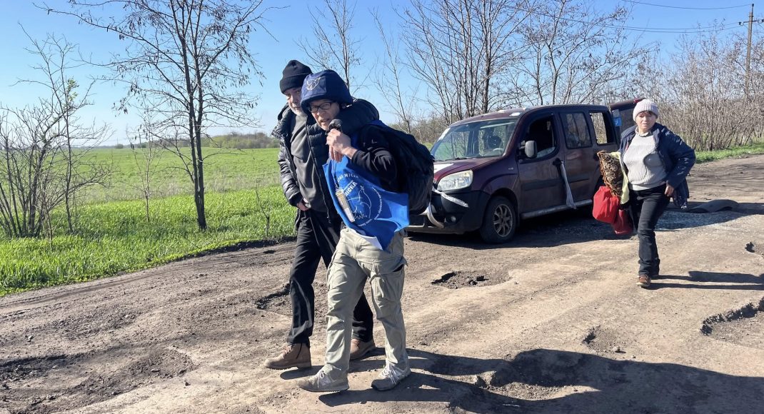 Росіяни атакували евакуаційну автівку з людьми біля Костянтинівки (відео)