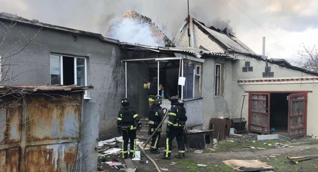 Россияне обстреляли Родинское в Донецкой области, повреждены десятки домов (видео)