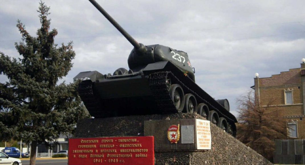 В оккупированном Луганске высмеяли перекрашенный оккупантами мемориальный танк