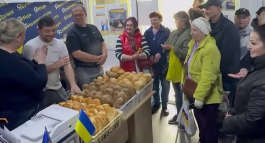 Волонтери з Франції виготовили понад 1 тис. хлібів для маріупольців у Запоріжжі (відео)