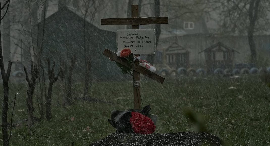 В Покровске россияне продолжают убивать гражданское население дронами и обстрелами: 11 человек похоронены в "стихийных" захоронениях
