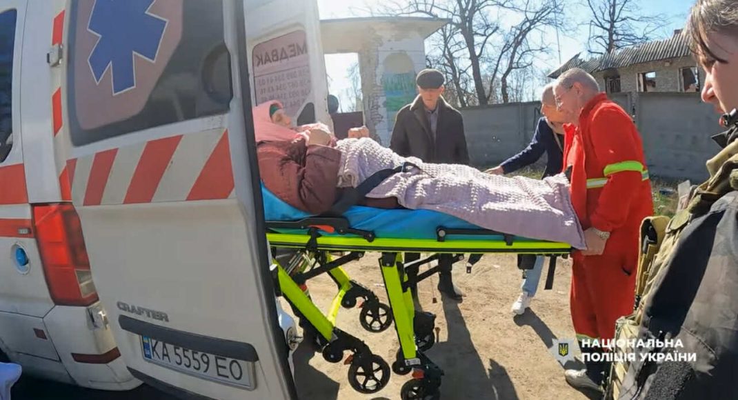 За один день экипаж полиции "Белый ангел" вакуировал из Лиманщины девять человек с ребенком