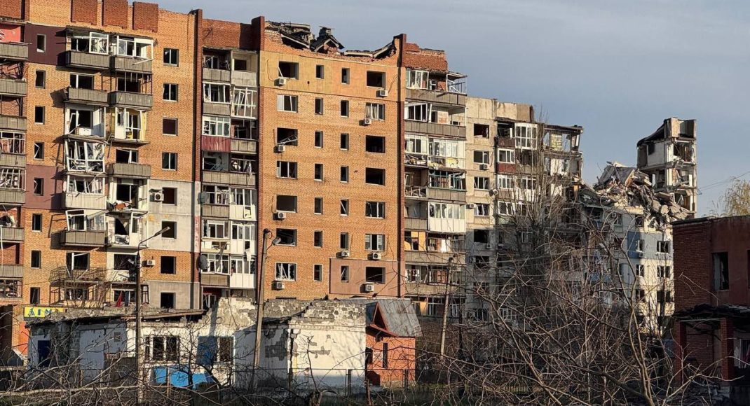 В результате обстрела Покровска погиб мужчина, а еще один получил ранение