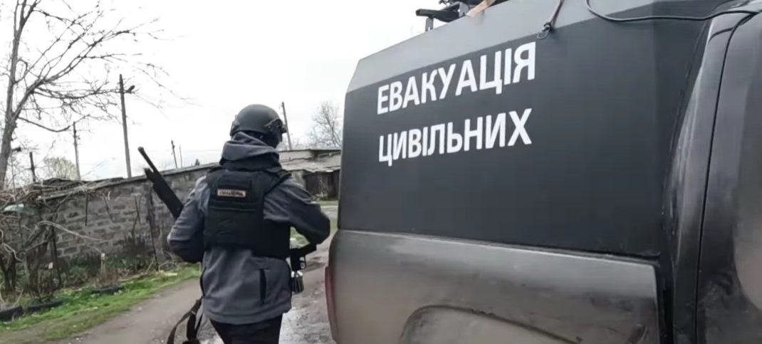 Из прифронтового ада на Донетчине бронированный автомобиль полиции вывез людей, собаку и птиц (видео)