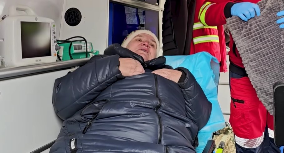 Эвакуировали 67-летнюю женщину, которая получила акубаротравму в результате взрыва бомбы на ее огороде в Ямполе (видео)