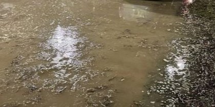 В окупованому Маріуполі фекалії, сеча й побутові стоки утворили "озеро" прямо посеред міста
