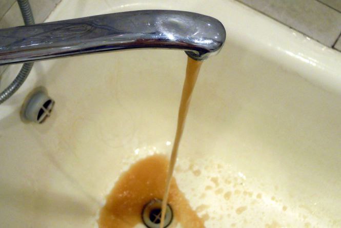 Маріупольці скаржаться на іржаву водопровідну воду, що смердить