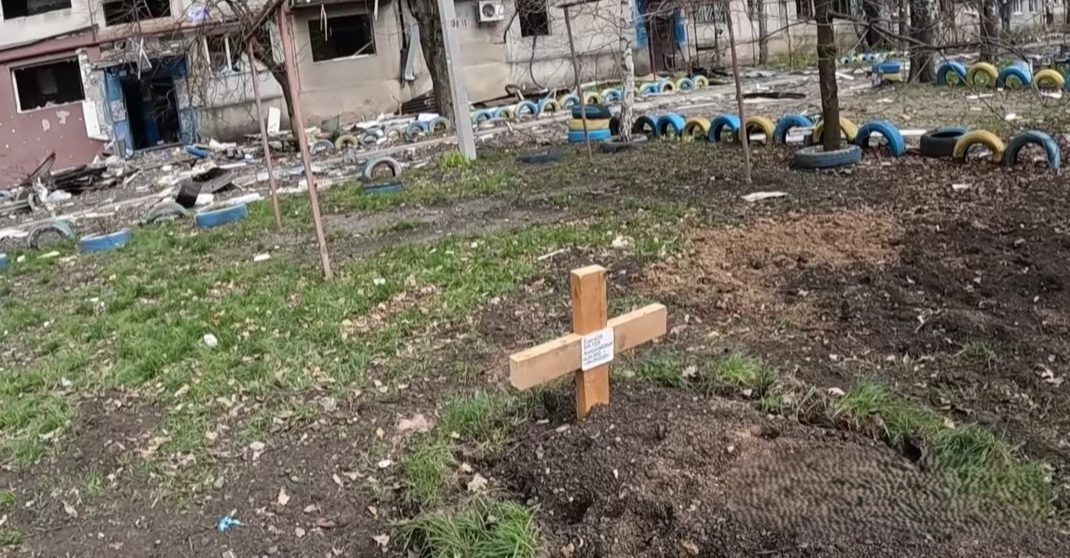 Могилы на детской площадке: еще 20 жителей эвакуировали из растерзанного россиянами Покровска (видео)